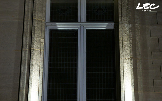 <p>48x 4010-CE-10 Luminy pour éclairer les 24 fenêtres du 1er étage, soit 2 projecteurs par fenêtre installés de chaque côté.</p>
