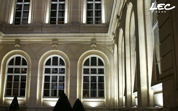 <p>Des encastrés de sol 1830A-Lucerne, installés il y a quelques années auparavant, balisent le cheminement intérieur le long des fenêtres basses.</p>
