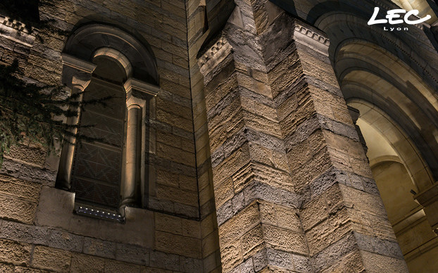 <p>12 projecteurs encastrés au sol de la famille ALLEVARD (5716) soulignent les piliers principaux de la face de l'église.</p>
