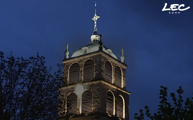 <p>2 Luminy 4 ref 4040 optique 10°, installés sur le dôme du clocher et dirigés vers le haut, assurent l'éclairage de la flêche pour la sublimer et souligner le détail de son architecture.</p>
