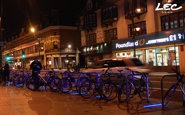 <p>11 barreaux lumineux 5620-Brunei à LED bleues positionnés le long des bornes vélos.</p>
