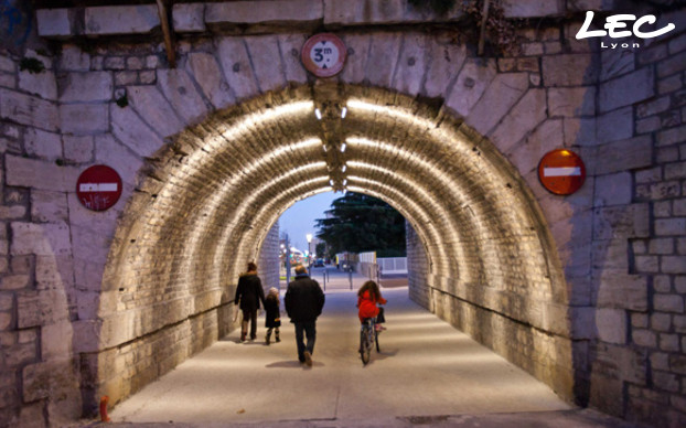 <p>Eclairage indirect de la voûte du tunnel avec des 4040 – Luminy 4 à faisceau elliptique.</p>
