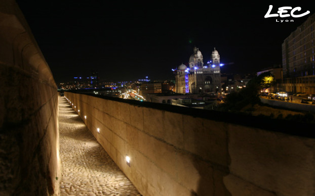 <p>Les encastrés muraux  à LED 4330-Saint-Jean sont installés au niveau des coursives major Est et Ouest du Fort, ainsi que du tunnel de la place d'Armes.</p>
