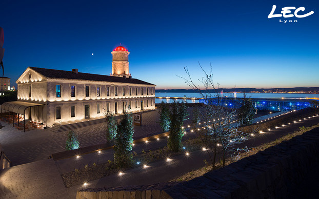 <p>Les projecteurs de façade 4040-Luminy 4 et 4240-Havre sont positionnés sur les terraces.</p>
