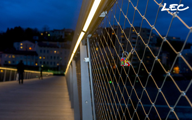 <p>Pour l’éclairage de la promenade :<br />
La volonté de l’architecte était d’obtenir un trait lumineux continu, homogène et éclairant.<br />
Les barreaux 5623-Brunei SE120 LED/m en blanc chaud 120° (25 x 25mm) viennent se clipper dans le E1, et s’intégrent dans une lisse. Les bancs sont également éclairés par les barreaux 5623-Brunei, placés sous chaque banc de la passerelle.</p>
