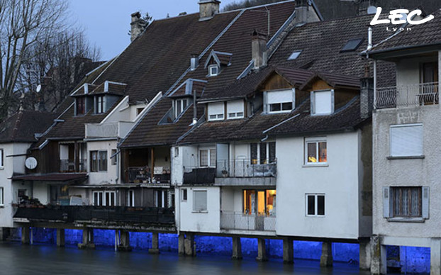 <p>Les encorbellements des maisons situées sur les berges de la Loue avec 75 linéaires 5633-CKLW-LZ Arches, légèrement animés et pilotés par DMX. Ils accompagnent désormais “l’écoulement de la Loue.”</p>
