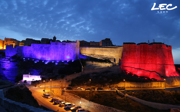 <p>78 projecteurs 4660-Corsica en quadrichromie (rouge/vert/bleu royal/blanc chaud 3 000K) diffusent un éclairage homogène sur toute la hauteur des remparts, du bastion, de la falaise "Sutta Rocca" et du rocher, communément appelé le "Grain de sable".<br />
Chaque projecteur est piloté indépendamment par DMX sans fil, et selon un scénario défini par le concepteur lumière. Ils possèdent tous un parafoudre car la région est l'une des plus soumises à la foudre.</p>
