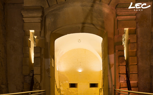 <p>14 projecteurs 4240-Havre, installés en applique, permettent un éclairage indirect monochrome en blanc chaud des 2 salles situées dans la haute-ville derrière la porte de Gênes.</p>

