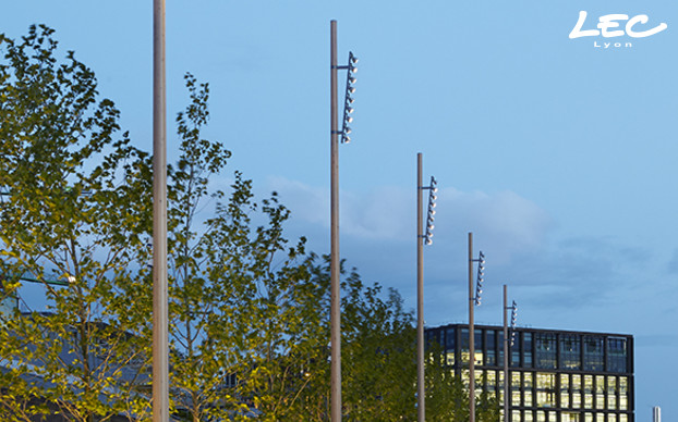 <p>L’éclairage général est assuré par des projecteurs à LED blanc chaud (3 000 K), pilotés par un signal DMX, qui procurent une ambiance paisible au coeur de la place. Pour minimiser l’éblouissement des usagers, chaque projecteur LEC Luminy 4 – 4040 est muni d’une grille anti-éblouissement en « nid d’abeille ».</p>
