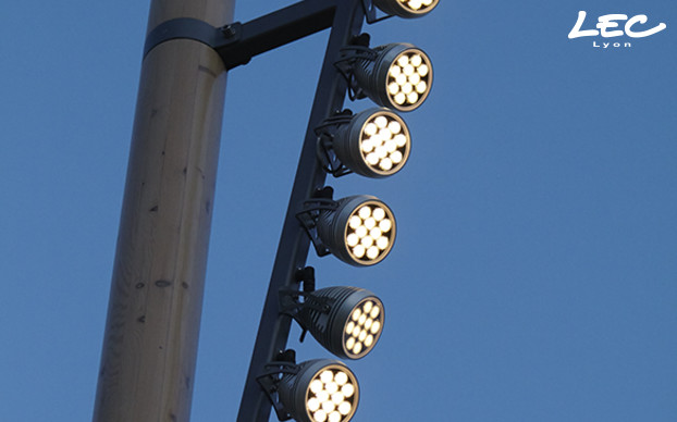 <p>Les 45 projecteurs à LED orientables LEC Luminy 4 – 4040, équipés chacun de jeux d’optiques adaptés, permettent d’obtenir un éclairement de ces formes parfaitement homogène au sol.<br />
LEC a conçu 3 groupes indépendants de projecteurs sur chacun des mâts :<br />
> 4 appareils de 12 LED avec une optique sur mesure qui forment des ronds étroits pour l’éclairage près des fontaines.<br />
> 3 appareils de 8 LED avec une autre optique qui rendent un effet lumineux rond et large pour éclairer les abords de la place.<br />
> 2 appareils de 12 LED avec une 3ème optique sur-mesure qui forment des ellipses sur les aires de repos.</p>
