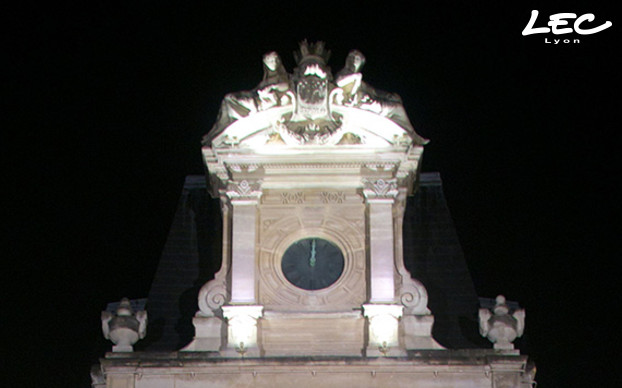 <p>- 2x 4020-CE-20 Luminy 2 pour illuminer les statues situées en haut de l’horloge ;<br />
- 4x 4020-CE-36 pour mettre en lumière l’horloge et son fronton ;</p>
