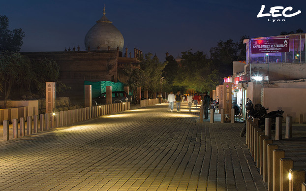 <p>Les projecteurs Chateauneuf - 1570CL-CE4 sont positionnés à 0.5m du sol et installés dans des bornes en pierre tous les 7.5m sur plus de 2.5 km de cheminement vers le Taj Mahal.</p>
