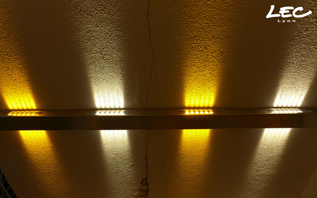 <p>Pour cette réalisation, 80 linéaires à LED 5633-Arches à optique L4, dont 40 en blanc chaud et 40 en ambre, éclairent le passage par alternance de bandes lumineuses de couleur.<br />
Des caissons inox, fabriqués sur-mesure, protègent du vandalisme éventuel les linéaires à LED et l’ensemble du matériel électrique et électronique (alimentations, drivers, connexions, câbles).</p>
