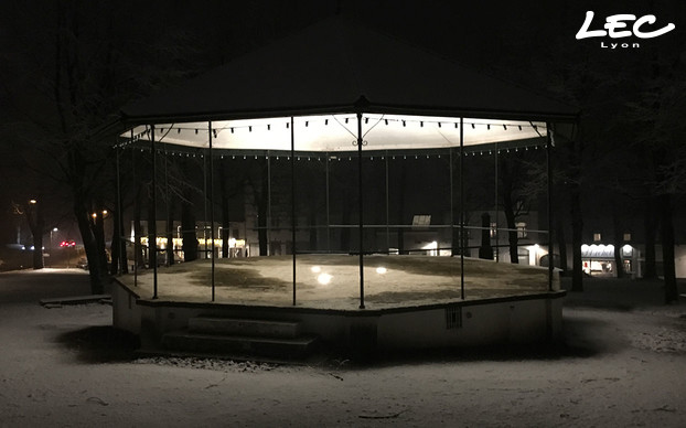 <p>3 projecteurs 5727-Alicante, chacun équipé de 18 LED en 3W blanc chaud à optique 52°, sont encastrés au sol sans saillie et éclairent l'intérieur du kiosque.</p>
