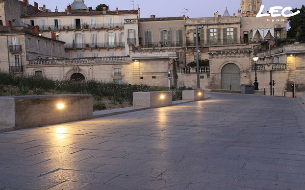 <p>12 projecteurs à LED 4330-Saint Jean, en blanc chaud à optiques larges, sont encastrés dans les bancs en pierre et éclairent le trottoir.</p>
