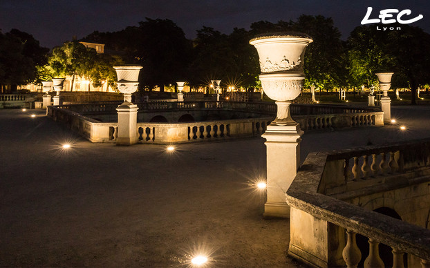 <p>Les 10 vases situés autour de la Source de la Fontaine, le Nymphée, et au centre du Jardin, sont éclairés par 2 projecteurs encastrés au sol sans saillie 5727-Alicante en 18 LED sur chaque vase, soit 20 luminaires utilisés.</p>

<p>Ils sont pilotables par protocole DMX.</p>
