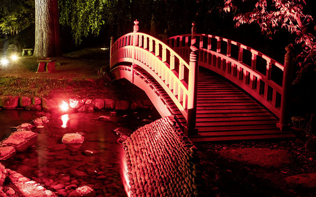 <p>Les projecteurs LEC 4040 (et 4020) mettent en valeur les ponts, les points d'eau et le pavillon japonais.</p>
