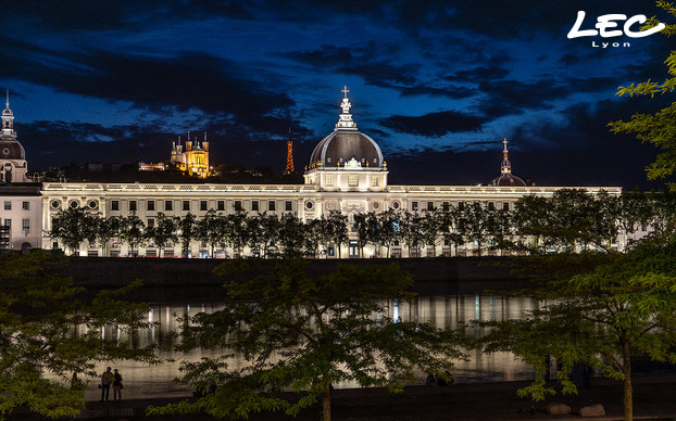 <p>En arrière plan, la basilique de Fourvière elle aussi mise en valeur. Lyon mérite bien son nom de "Ville des Lumières"</p>
