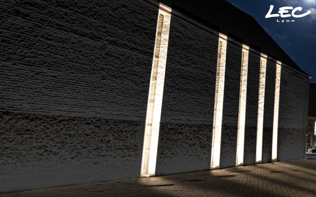 <p>5 projecteurs Allevard (5716) avec des optiques 10° sont encastrés au sol pour souligner les alcoves toute en hauteur qui jalonnent la façade. L'éclairage blanc chaud tranche avec le blanc neutre des 5620 qui éclairent la façade.</p>
