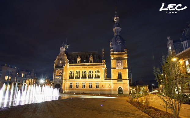 <p>La Grand Place et l'Hotel de Ville de Comines sont éclairés par des encastrés de sol Allevard ref 5716 (façades)  et Pyramide ref 2852H (parvis)</p>
