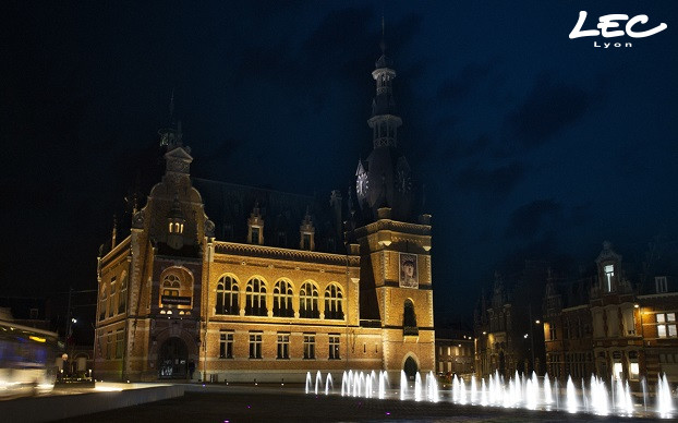 <p>La Grand Place et l'Hotel de Ville de Comines sont éclairés par des encastrés de sol Allevard ref 5716</p>
