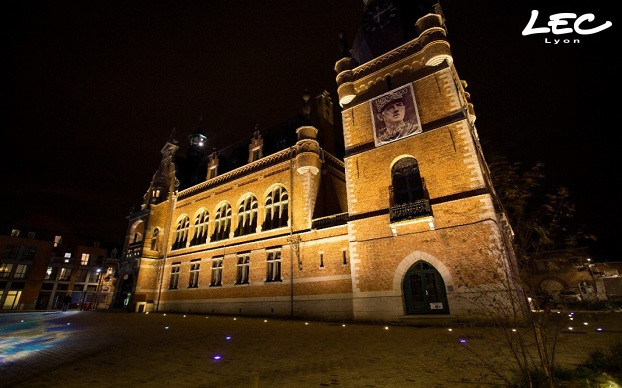 <p>Eclairage de l'hôtel de Ville de Comines avec des encastrés de sol Pyramide ref 2852H</p>
