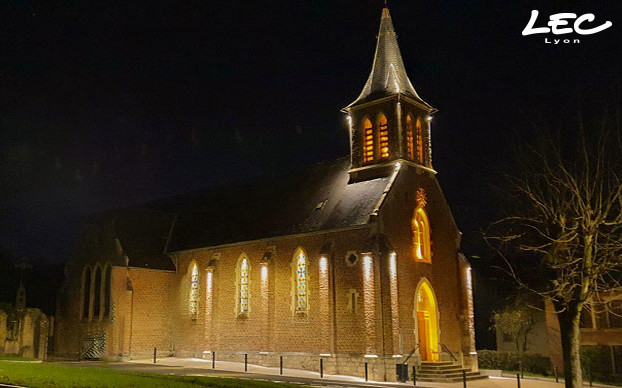 <p>Plusieurs types de luminaires LEC ont été installés pour éclairer et sublimer l'église de Saint-Maurice; des <strong>Luminy (4020)</strong> pour un éclairage de haut en bas afin de souligner la façade et les arrêtes du clocher, des <strong>Clem (5651)</strong> pour l'intérieur du clocher, des <strong>Arches (5633)</strong> pour sublimer les vitraux et des <strong>Albi (5712)</strong> pour mettre en valeur le porche.</p>
