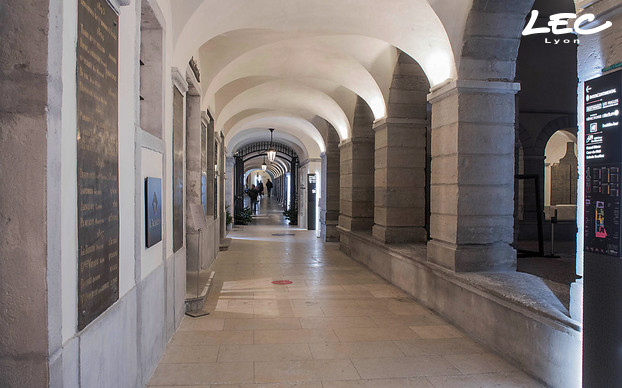 <p>A l'intérieur du Grand Hôtel Dieu, au niveau de certaines coursives et tout autour du cloître, des appliques 5633 de la famille Arches permettent la mise lumière des voutes. Les projecteurs, réglables en orientation et dotés d'optiques spécifiques, permettent de diffuser un éclairage chaleureux et apaisant qui accompagne les promeneurs.</p>
