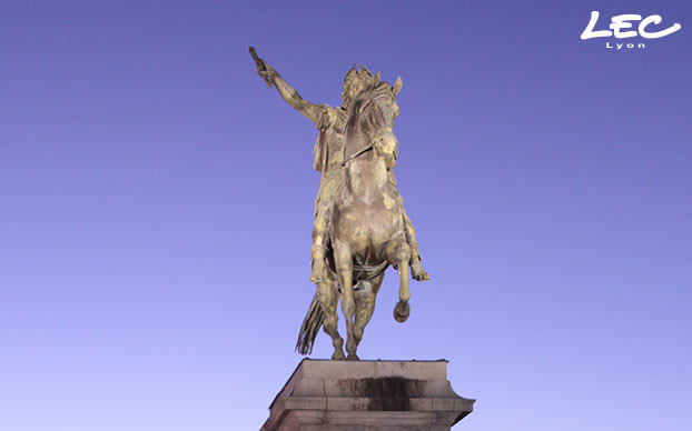 <p>L'éclairage de la statue a été réalisée grâce à 2 <strong>projecteurs 4039 de la gamme LUMINY 4 </strong></p>
