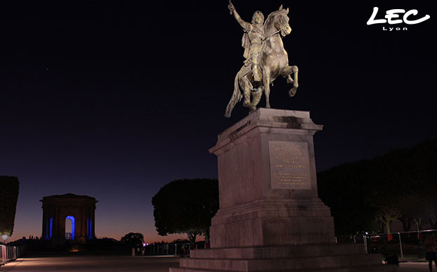 <p>2 projecteurs LUMINY 4 (4039) installés sur les candélabres existants, assurent un éclairage puissant mais discret de la statue. Pour compléter le projet, 3 luminaires Corsica bleu (4660) permettent de mettre en valeur le château d'eau du fond.</p>
