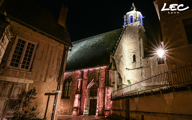 <p>Des projecteurs Allevard (5716) encastrés au sol au pied de certains bâtiments éclairent les facades.</p>
