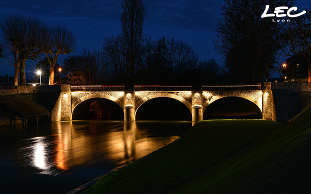 <p>Le pont de l’Islette, sobrement éclairé, complète un panorama sublimé et intemporel.</p>
