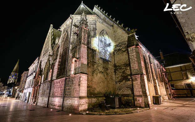 <p>Des projecteurs Allevard (5716) encastrés au sol au pied de certains bâtiments éclairent les facades.</p>
