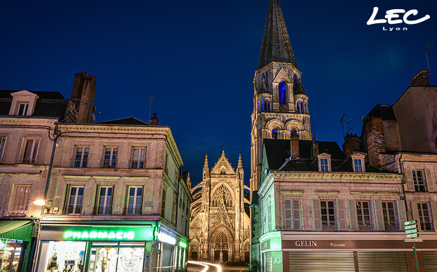 <p>Des projecteurs Luminy 4 (4040) en lumière bleue mettent en valeur les parties hautes de l'intérieur des clochers.</p>
