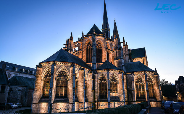 <p>Les grands principes qui fondent l’identité du parcours sont une dominante de lumière blanche alternant des tonalités froides et chaudes et le recours à la couleur sur les monuments les plus emblématiques. L'abbaye de la Trinité de Vendôme, fondée en 1033, a retrouvé toute sa majesté.</p>
