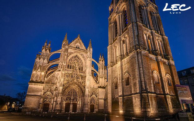 <p>De nombreux barreaux PASSY (5760) sont utilisés pour la mise en valeurs des façades. Les jeux de lumières sont complétés par des projecteurs Alicante et des Luminy 4 pour la mise en relief de certaines zones.</p>
