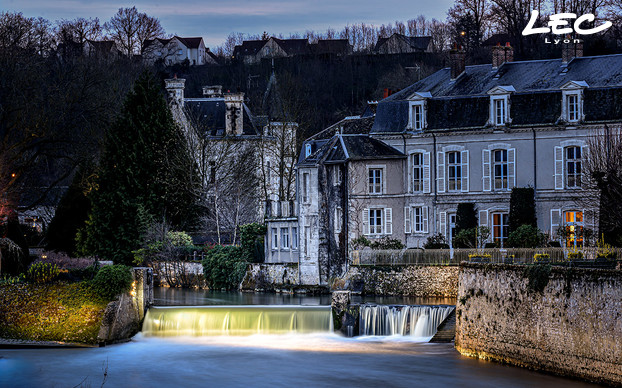 <p>Le matériel se fait le plus discret possible, afin de ne pas altérer la vision du lieu. La mise en lumière joue sur des blancs chauds et froids, entre la pierre et l’eau, afin de recréer les mouvements du Loir sur les anciennes fortifications.</p>
