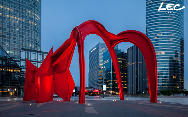 <p><strong>Araignée Rouge</strong> d'Alexander Calder (1976)</p>

<p>16 projecteurs orientables 5716-Allevard, en 7 LED 3W blanc chaud, optiques 10°, 36°, L3, L4 sont encastrés au sol aux pattes et à la tête de cette oeuvre haute de 15 mètres, longue de 25 m - </p>
