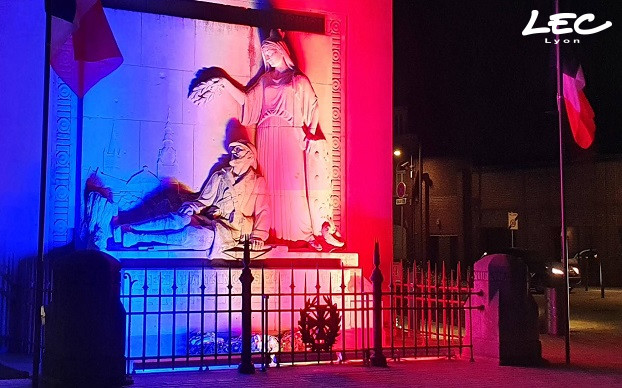 <p>Mise en valeur du Monument aux morts, parvis de l'hôtel de Ville de Comines par des Lima ref 5681 pour un éclairage bleu-blanc-rouge</p>
