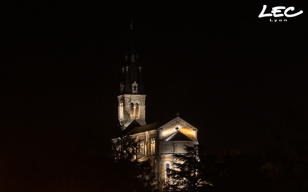 <p>Pour la vision lointaine, le clocher est éclairé avec des projecteurs de la gamme LUMINY (4040 et 4060) qui ont été fixés sur des mâts existants.</p>
