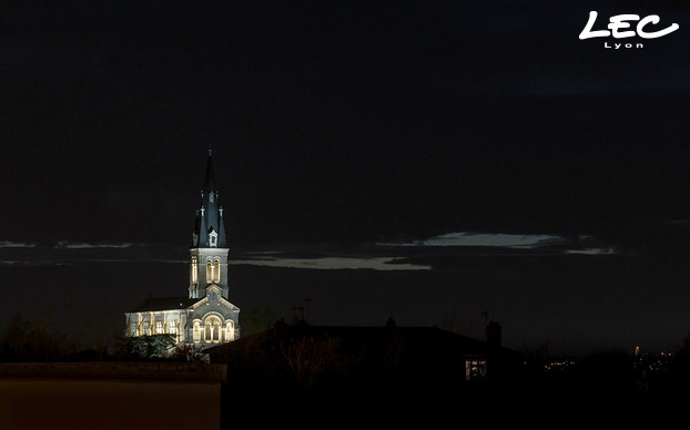 <p>Des projecteurs Luminy 6 - 4060 fixés sur des mâts existants permettent l'éclairage du clocher qui peut ainsi être vu de très loin dès la nuit tombée.</p>
