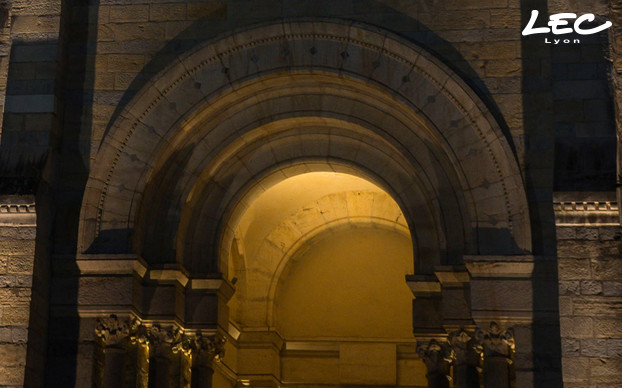 <p>2 projecteurs LUMINY 2 (4020) éclairent la voute de l'entrée de l'église.</p>
