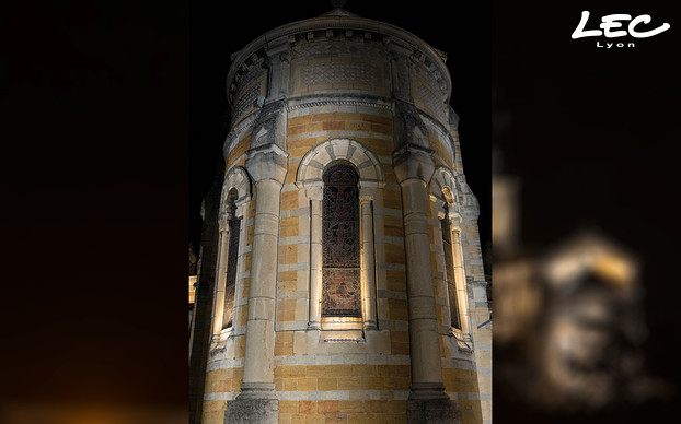 <p>2 autres projecteurs 4060 fixés sur des mâts existants éclairent la partie extérieure du coeur de l'église.</p>
