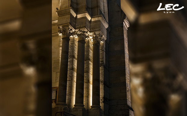 <p>8 projecteurs LUMINY 2 (4020), dissimulés derrière les colonnes qui encadrent l'entrée produisent l'effet de contre-jour qui souligne le relief.</p>
