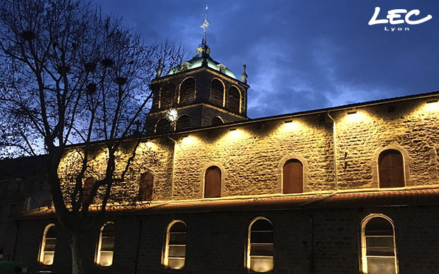 <p>La façade de l'église est mise en valeur grâce à différents luminaires LEC qui répondent chacun à un besoin spécifique:<br />
- des Lima ref 5683 pour éclairer la façade côté place et sublimer les murs en pierres<br />
- des Mini-Arches ref 5632 pour éclairer les fenêtres et en souligner les contours<br />
- 2 Luminy 2 ref 4020 pour éclairer spécifiquement l'horloge et la rendre visible de loin - 1 côté place et 1 côté route<br />
- 8 Lignon ref 5655 pour éclairer le dôme et mettre en valeur sa couleur verte<br />
- 2 Luminy 4 ref 4040 4000K pour éclairer la flêche par le bas pour en accentuer sa taille et la finesse de son architecture<br />
- des Luminy 4 ref 4040 3000K pour éclairer la partie haute de la façade côté route et réchauffer les murs de pierres</p>

<p> </p>

<p>  </p>
