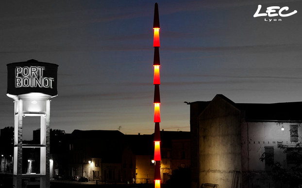 <p>Des luminaires spéciaux, sur la base des projecteurs BORDEAUX (1530) éclairant vers le bas, installés en partie inférieure des cônes et éclairant vers le bas, créent un dégradé de lumière en luminance le long du cône et assurent l'éclairage au sol des abords.</p>

<p>STUDIOVICARINI 2022-© LE MORSE</p>
